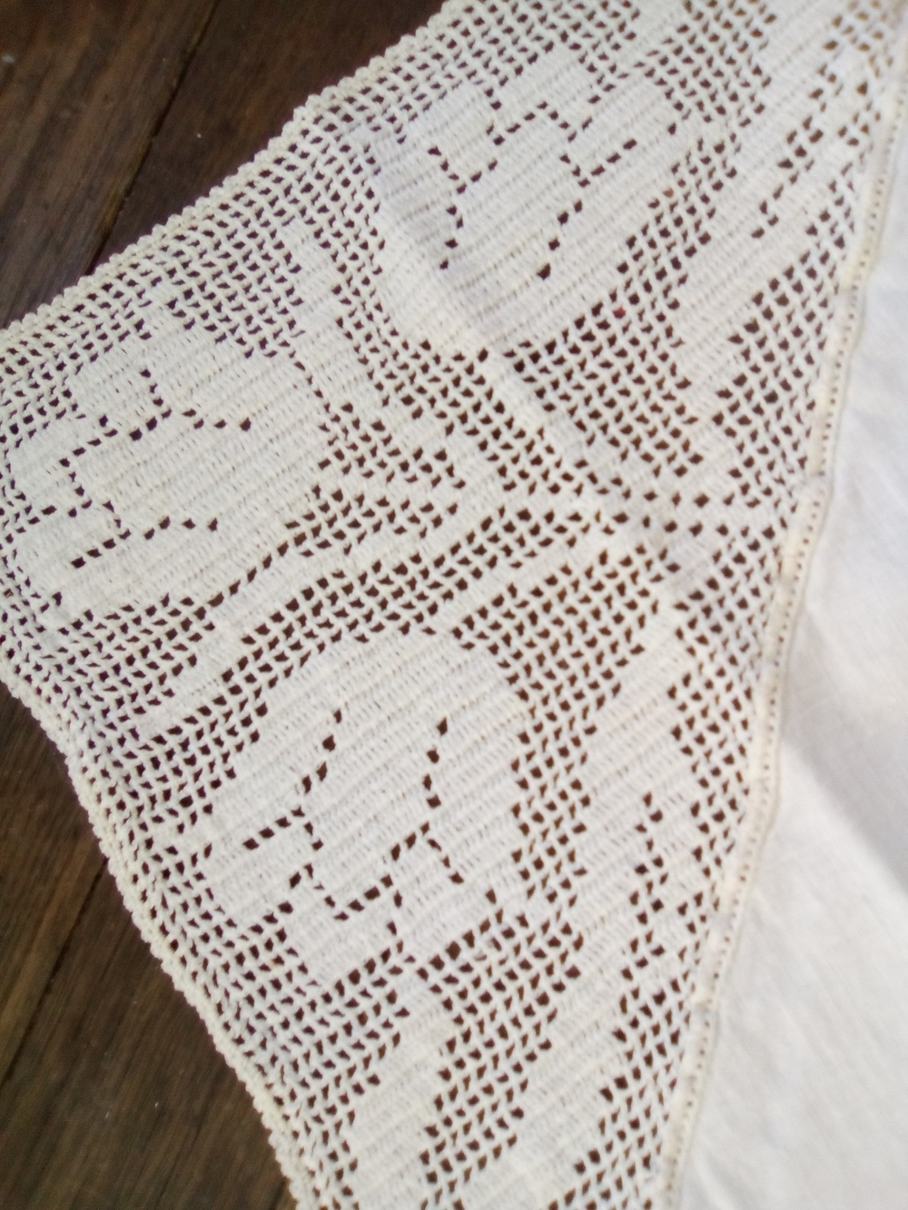 Vintage Linen Tablecloth With Handmade Crochet Tulip Lace